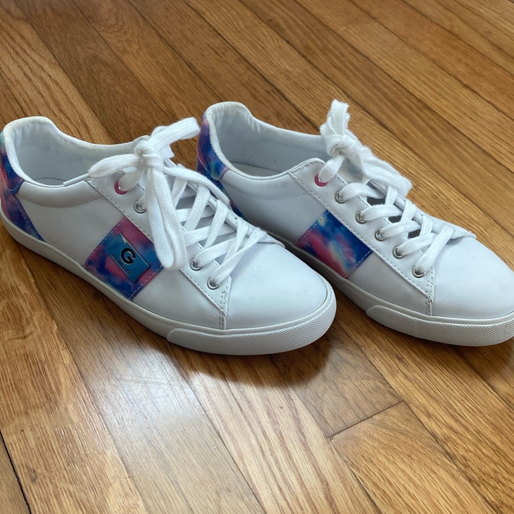 GBG Los Angeles size 9 white shoes with pink/blue accents